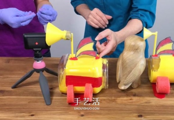 Use plastic bottle waste to DIY to make childrens submarine toys