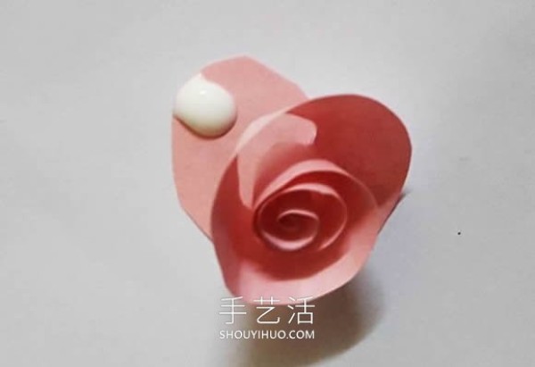 Illustrated tutorial on how to make simple paper rose balls