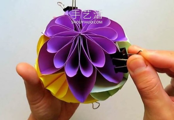 An illustrated tutorial on how to make a simple star flower ball origami