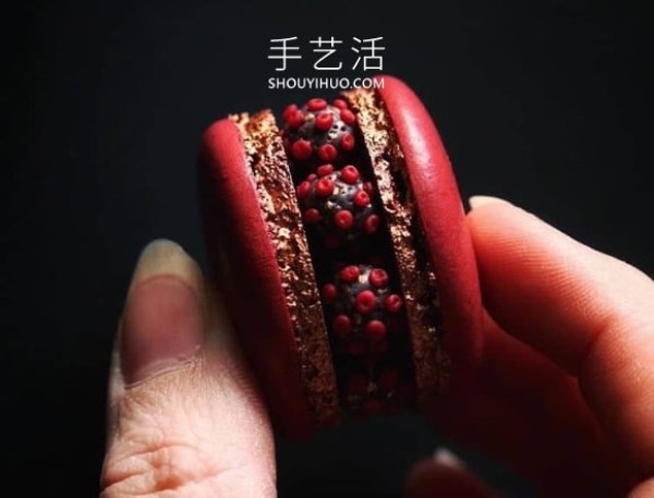 She transforms ordinary macarons into exquisite edible sculptures! 