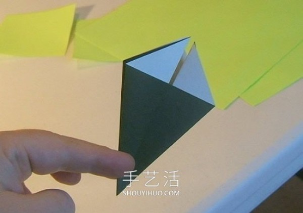 Detailed step-by-step diagram of how to fold a simple origami three-dimensional Christmas tree