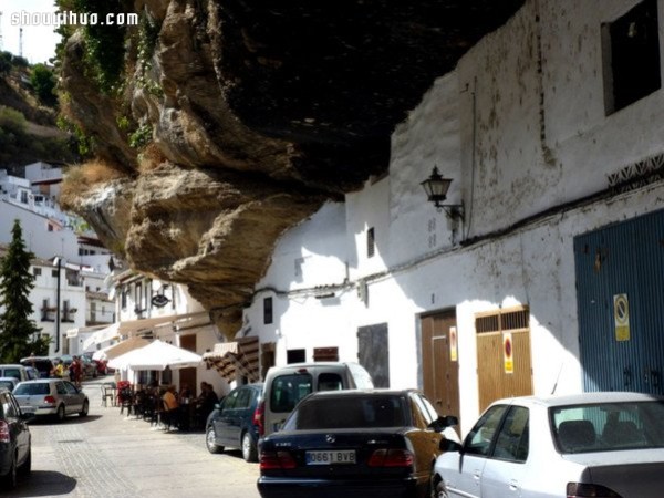 Spanish Stone Town, you will feel as if you are overwhelmed by Mount Tai as soon as you step out! 