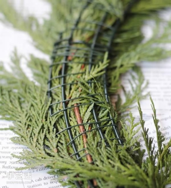 Christmas wreath making method illustrated DIY cedar Christmas wreath tutorialTutorial