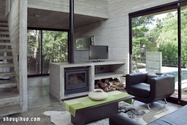 Forest villa design created by combining concrete and glass materials