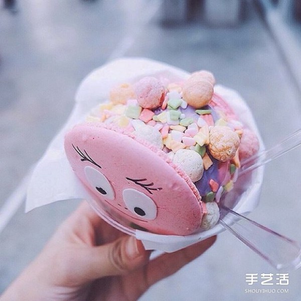 The cartoon-style macaron ice cream Bonca that combines fantasy and evil