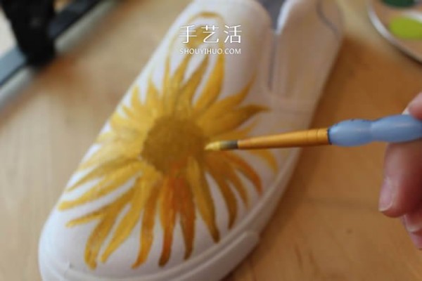 Tutorial on how to draw canvas shoes, draw Van Goghs sunflowers on the shoes