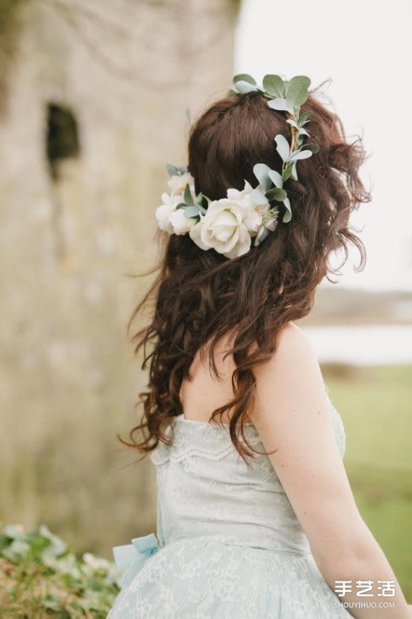 Four kinds of dreamy garlands for the bride and unconventional bridal headwear