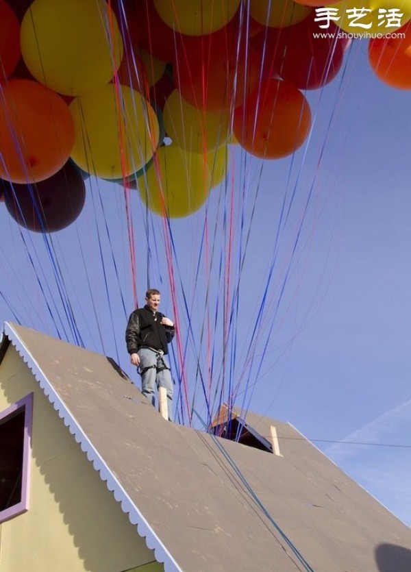 300 helium-filled weather balloons DIY realistic version of "Flying House"