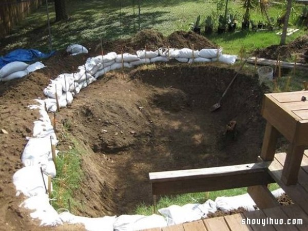 Foreign netizens dug a hole in their own backyard to DIY a private swimming pool! 