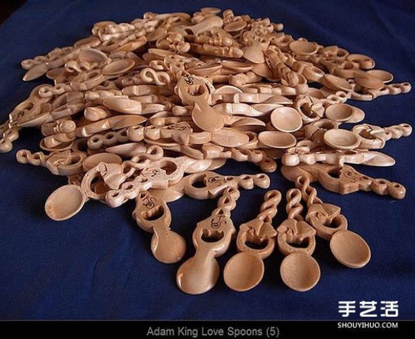 The carving works of "Love" spoon wood carving artist Adam King