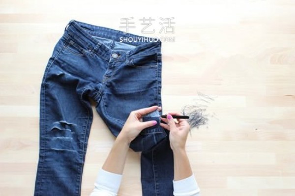 DIY tutorial on how to transform ripped jeans