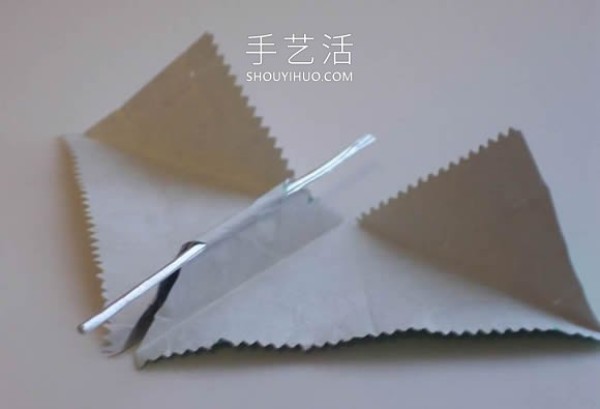 Illustration of how to use chewing gum wrapper waste to make homemade small umbrellas