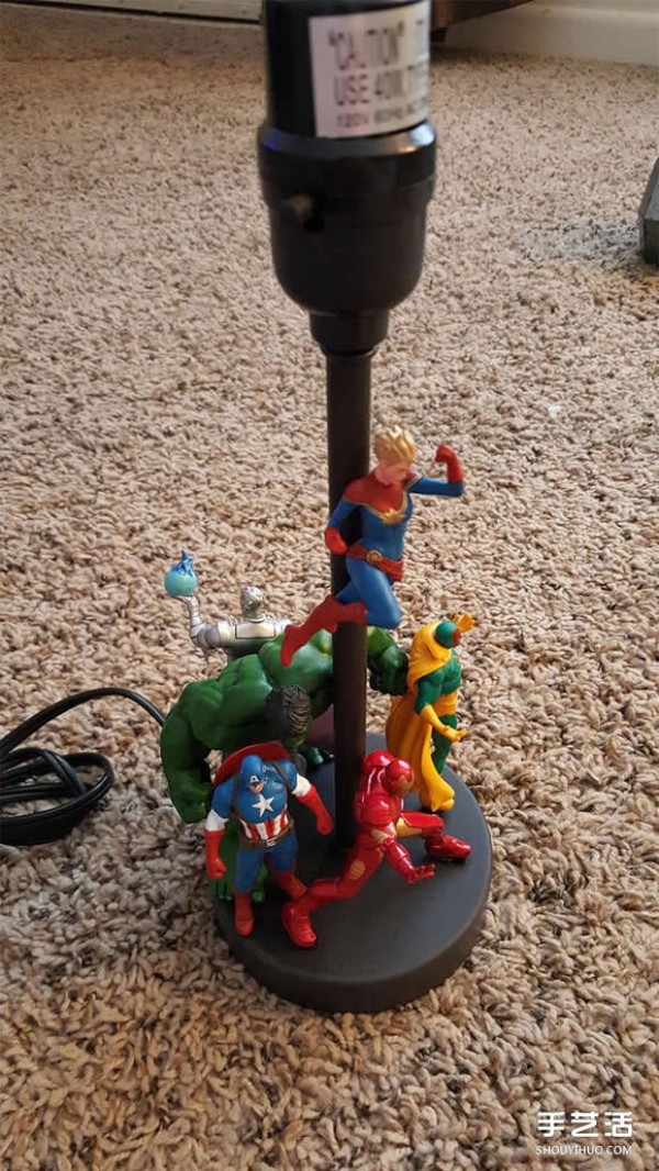 Use superhero dolls to DIY a golden and domineering superhero desk lamp