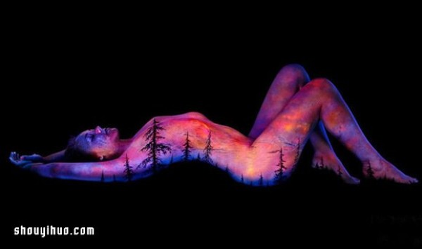 The amazing fluorescent human body painting that sees the universe through the body