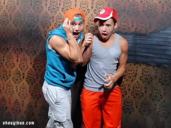 Super hilarious ~ 22 pictures of grown men being scared in a haunted house! 