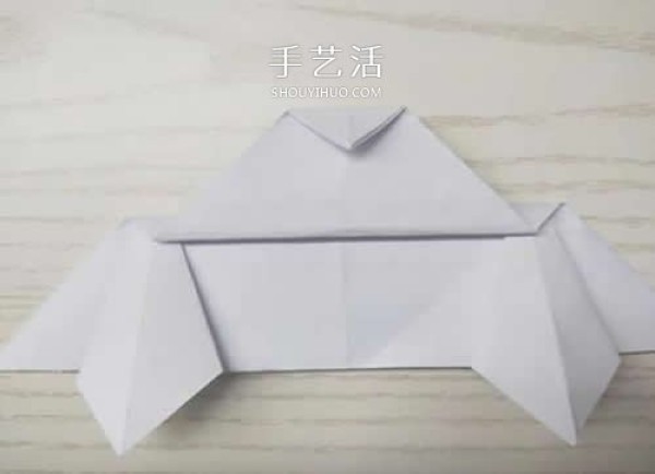 Kindergartens simple origami tutorial - Illustrations of how to fold a cute little flying saucer