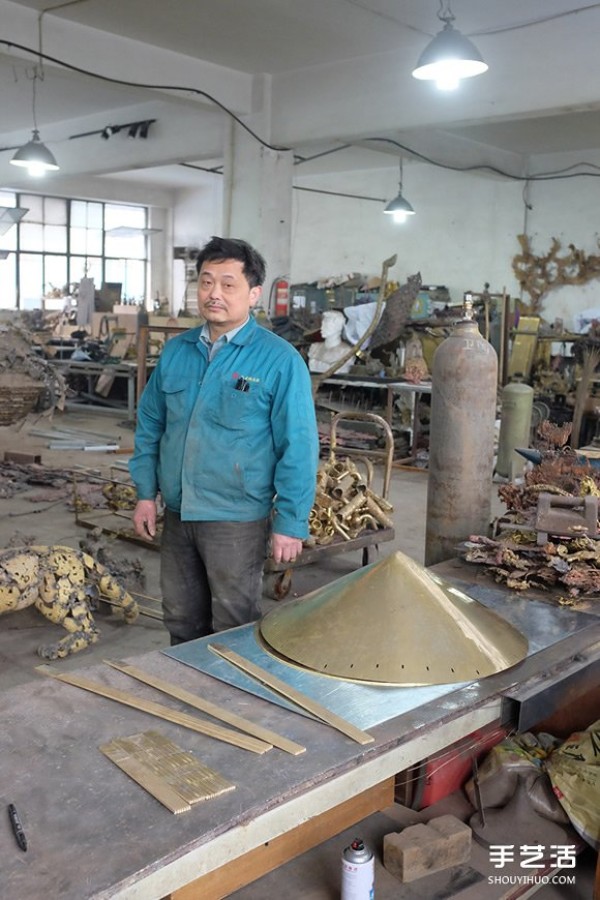 The design of brass umbrella tables and benches draws lessons from traditional Chinese oil-paper umbrellas