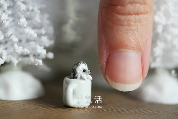 Smaller than a grain of rice! Swedish sculptors DIY soft clay works on his fingertips