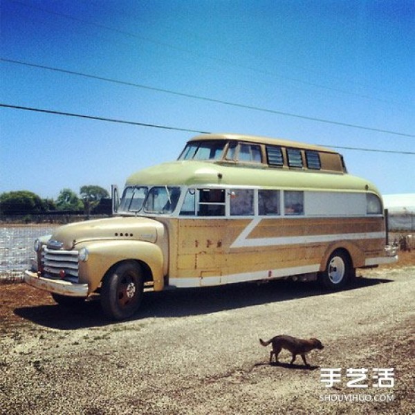 Realizing the dream of being at home everywhere, the old van was transformed into a warm RV