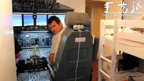 The best dad: built a Boeing 737 cockpit in his childs bedroom! 