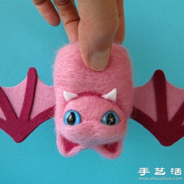 Wool felt and felt cloth make small bat dolls