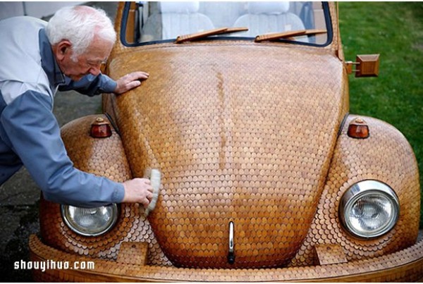 70-year-old grandpa used tens of thousands of oak pieces to build his dream Beetle