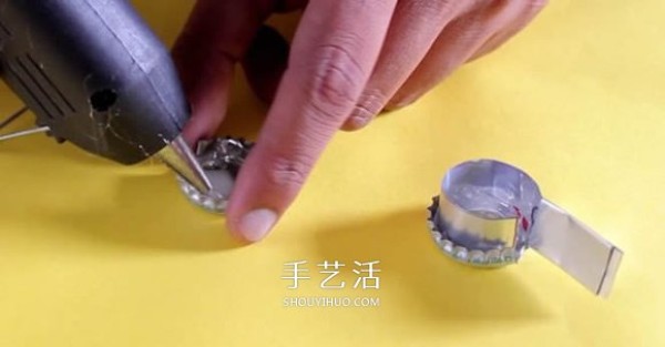 Illustration of how to make your own whistle, all you need are beer bottle caps and cans! 