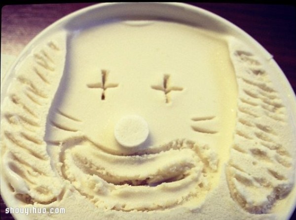 The ice cream tastes so good! DIY funny smiling faces before it melts