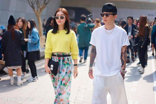 Fashion with bold and colorful contrasting colors 2015 Seoul Fashion Week street photography