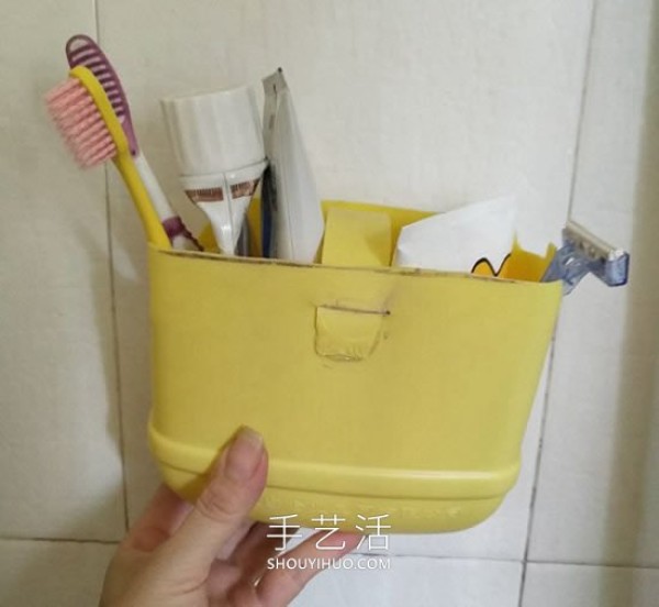 How to use waste dishwashing liquid bottles to make toiletry storage baskets