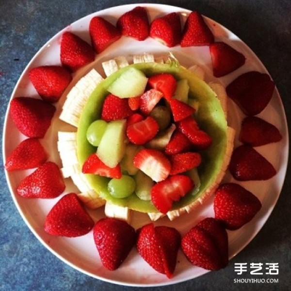 Simple and casual fruit platter pictures make your mouth water.