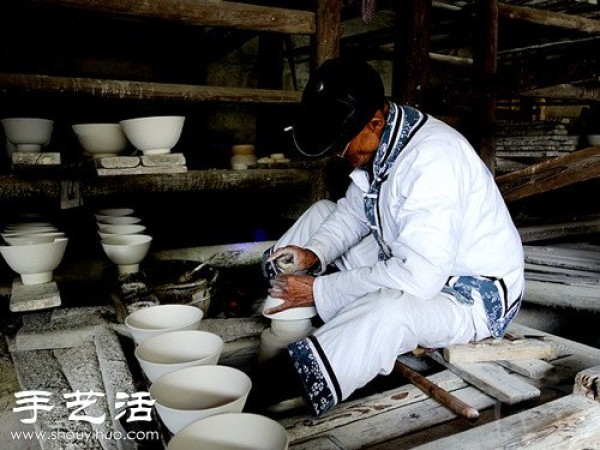 Jingdezhen, the ancient production process of a blue and white porcelain bowl