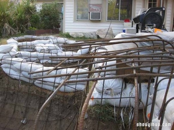 Foreign netizens dug a hole in their own backyard to DIY a private swimming pool! 