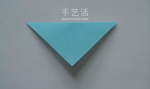 Illustrated tutorial on how to fold an origami triangular storage box using three pieces of paper