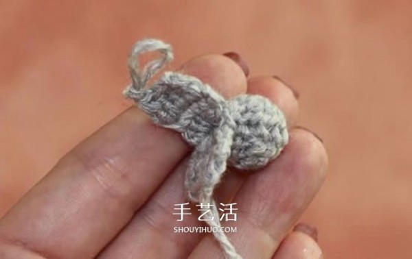 Illustrations of how to crochet dragonflies can be used as beautiful decorations on clothes