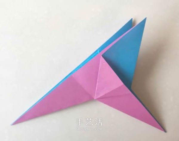 Simple and fun! Illustration of the manual origami method of the moving flapping bird