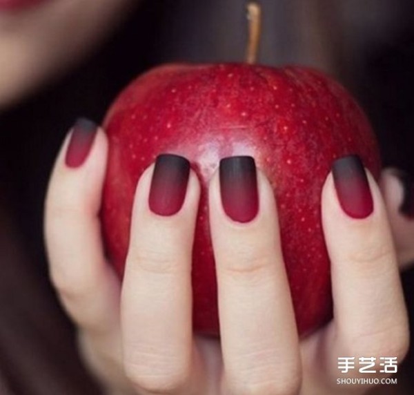 Let your nails also change into autumn clothes. The matte nail polish is fashionable no matter how you apply it.