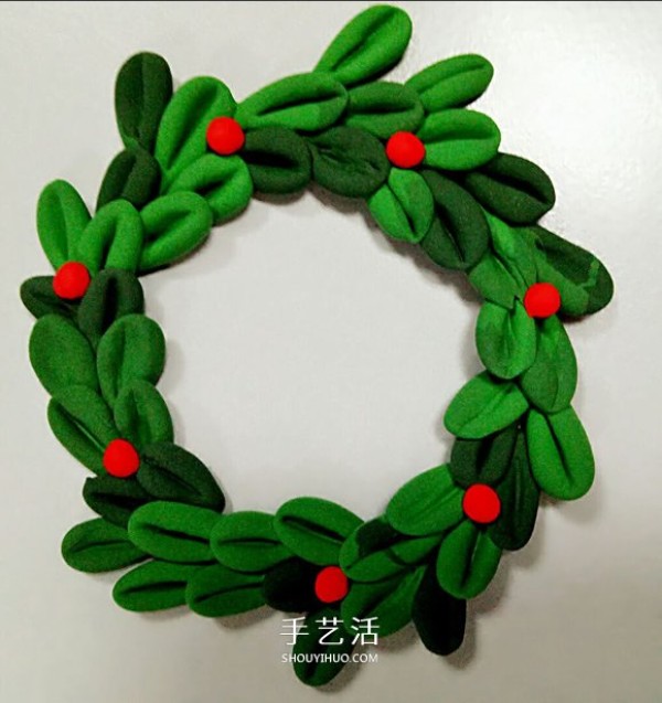 Illustration of how to make a simple and beautiful clay Christmas wreath