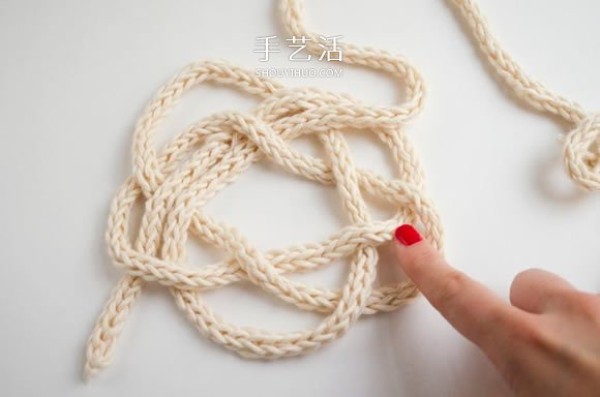 Illustration of a woven coaster made of wool and rope is like a beautiful cloud! 