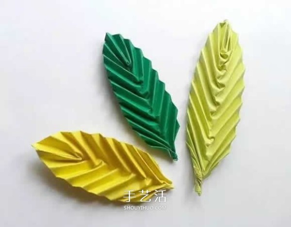 How to fold a simple leaf, illustrated by childrens handmade three-dimensional leaf folding method