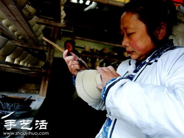 Jingdezhen, the ancient production process of a blue and white porcelain bowl