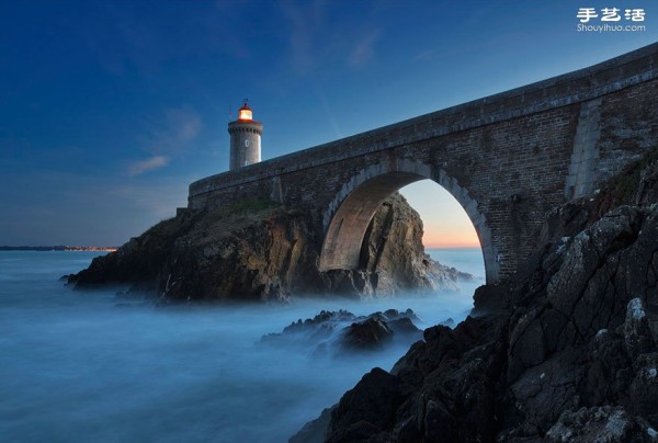 Photo album of lonely and magnificent lighthouses around the world