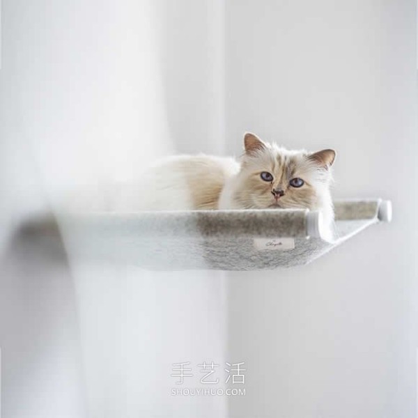 The minimalist hammock-style cat bed Swing can be DIYed by yourself! 