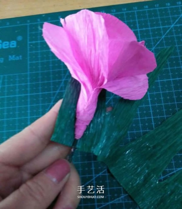 Illustration of how to make beautiful paper flowers from crepe paper