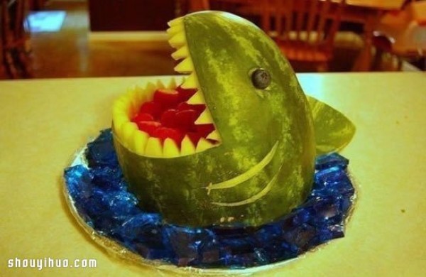 Fruit carving: Use watermelon to carve a shark with a big mouth.