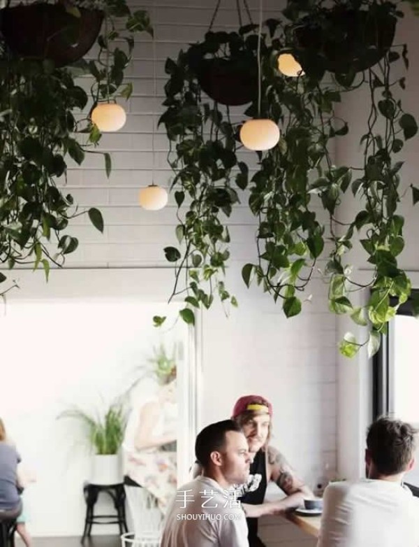 A land-saving and beautiful way to plant flowers, it turns out that flower pots can be placed like this