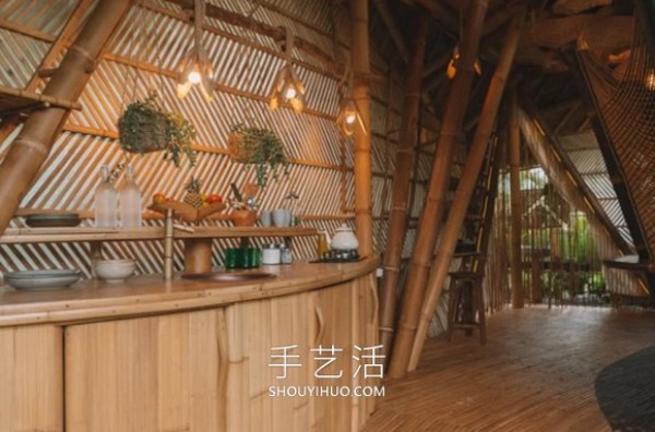 Bamboo builds a 3-story holiday hut, creating a secluded summer resort