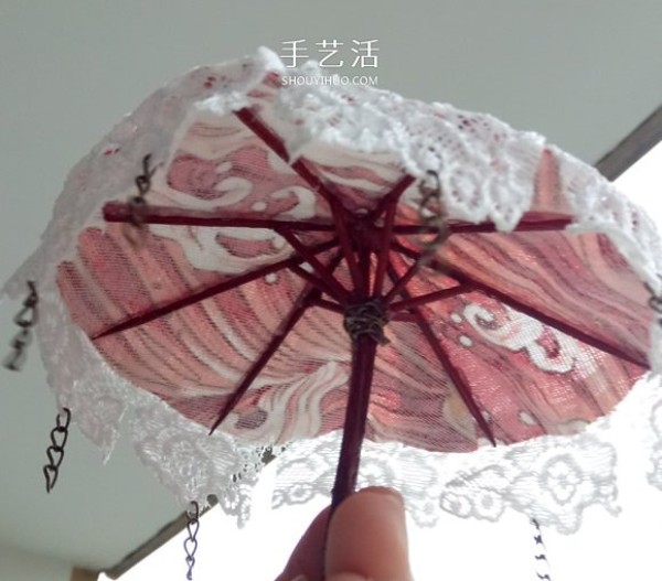 Look and take you to do it: use a little bit of cloth and toothpicks to make an umbrella for the doll Umbrella