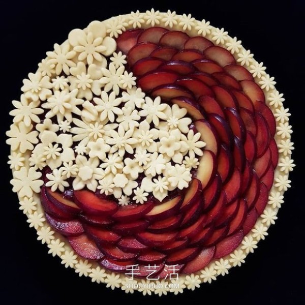 The cake crust design with complex patterns is beautiful before and after baking! 