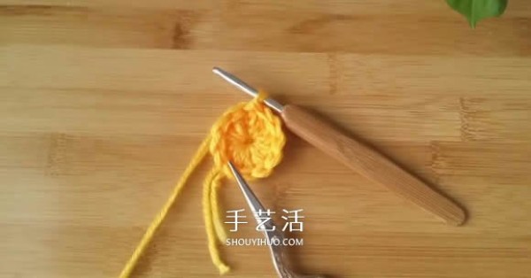 Illustration of the method of hand-crocheting single-color flower cushion/coaster